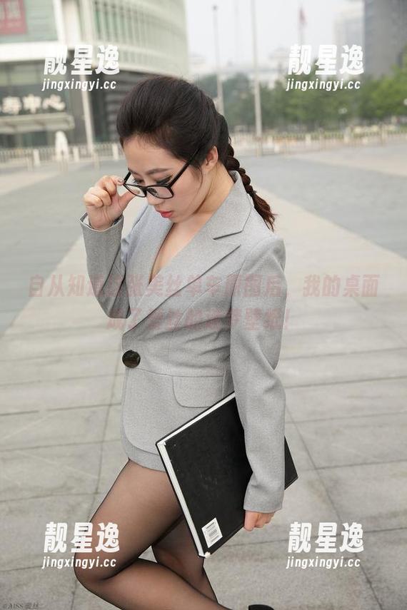 自从知道这张美丝单车原图后，我的桌面成了爱丝的迷梦壁纸！