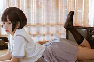 下载喵糖映画全套雷姆睡衣，保证气氛秒变，就像喝了一杯甜甜的果汁，懒散又可爱。