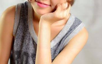 PANS写真 – 韦小宝穿校服？不，是凯蒂丝在高清里调皮着呢
