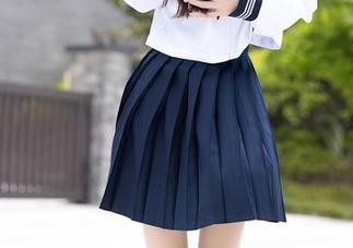 XIAOYU语画界 – 躺平在地板上，林乐一裸足美图带你飞！