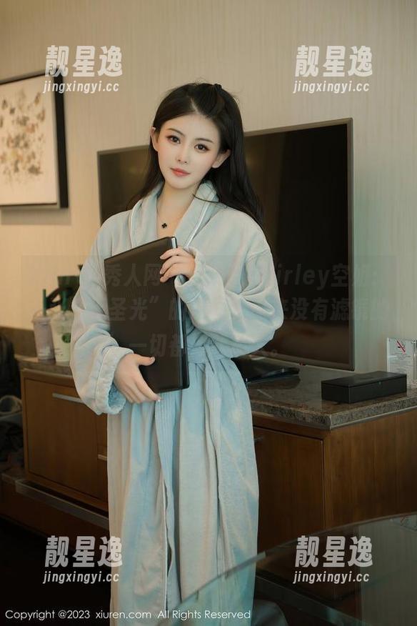 Xiuren秀人网 - 伍晓丽Shirley空姐：一张“无圣光”的原图，原来没有滤镜的一切都如此动人。