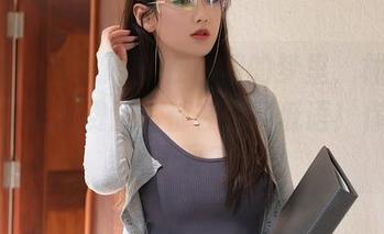 Xiuren秀人网 – 在白裙的梦里，林文文的每一张免费照片都在轻轻低语！你听到了吗？