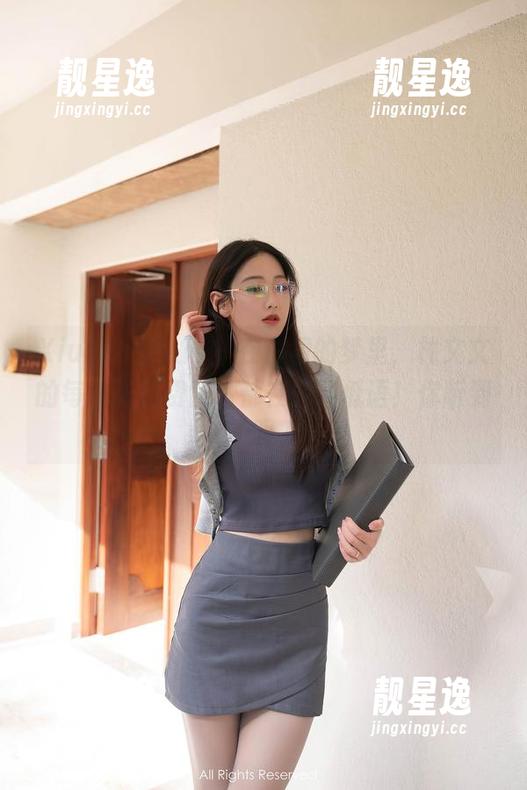 Xiuren秀人网-林文文 Xiuren秀人网 - 在白裙的梦里,林文文的每一张免费照片都在轻轻低语!你听到了吗?