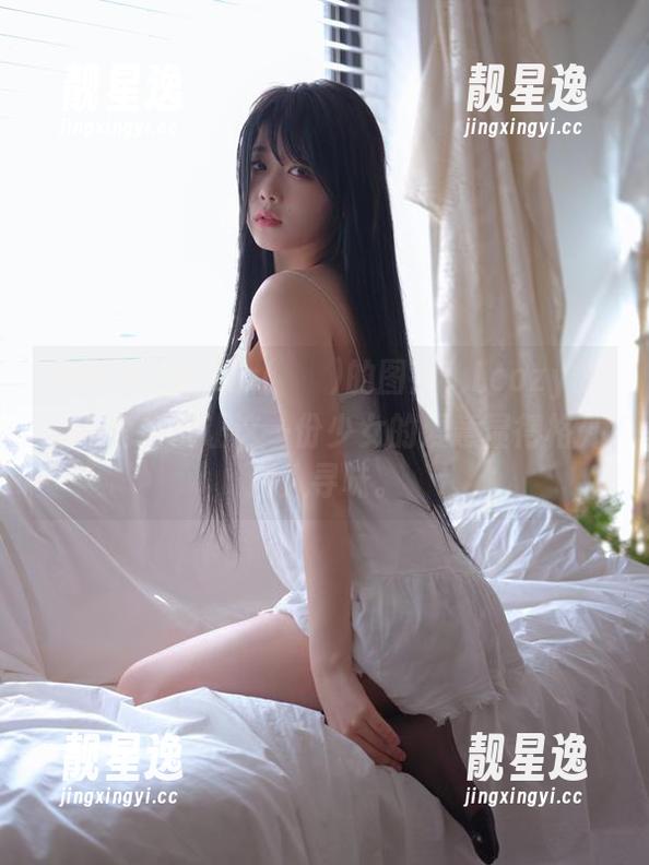 偷偷看这张Zia(지아)的图片，Loozy的每一角度都让这一份少女的爱意显得格外耐人寻味。