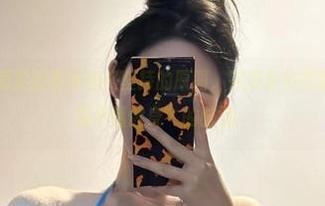 微密圈 – 不爱笑的赛琳始终坚持的原图，完美身材和精选“我到底懂不懂健身”的脑洞。