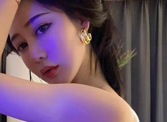 微密圈 – 不一样的全套：不爱笑的赛琳在天台，作品中藏的小秘密！