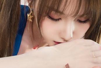 丽柜 – 小七写真集：伊莲情缘，看来她对情感的理解也挺独特的。