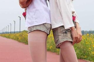 初夏女神 – 依依的校服与37码运动鞋小情侣——来获取免费的图包,顺便送你一颗跳动的心!