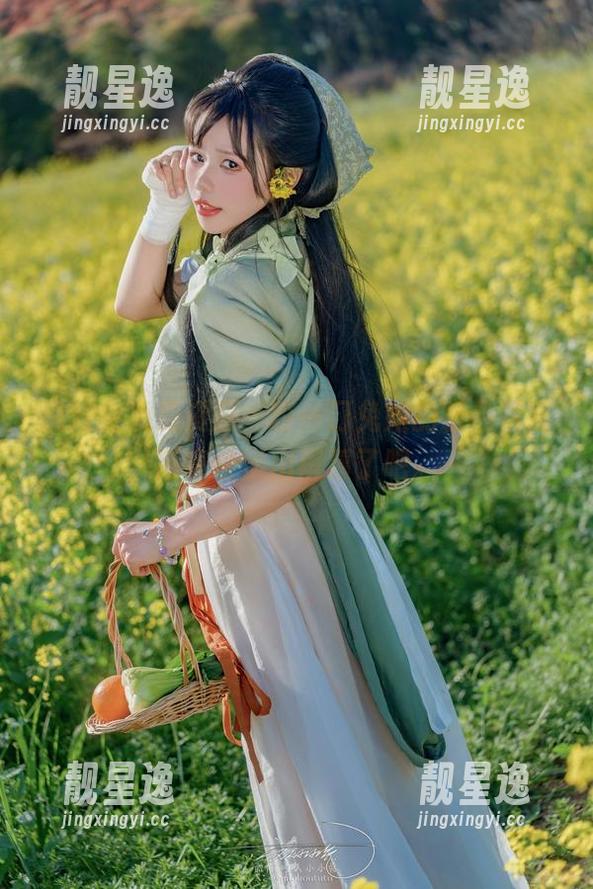 咬一口兔娘 说好的免费资源,咬一口兔娘的粉色写真简直快溢出屏幕了吧。