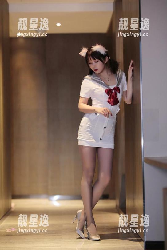 小女巫露娜 免费看小女巫露娜秀白色蕾丝长筒,图集中总有那么一瞬,眼神很迷惑。