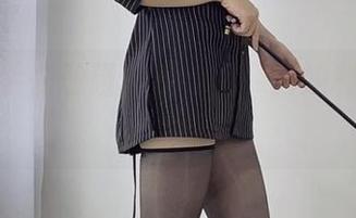 好想伸手去触碰泳池的水，抖娘利世的壁纸太诱人