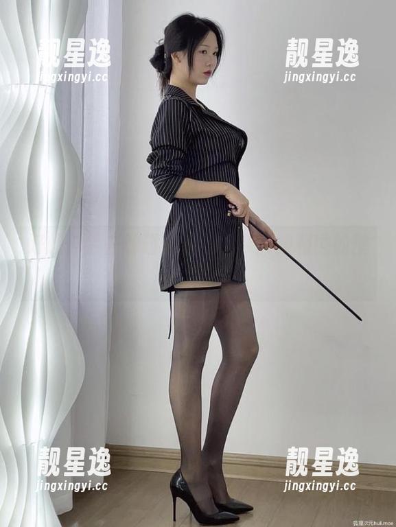 好想伸手去触碰泳池的水，抖娘利世的壁纸太诱人