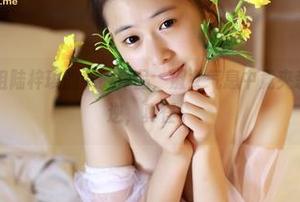 推女神 – 一组陆梓琪的礼服作品，淑女气息中竟夹杂着几分小叛逆，真怪。