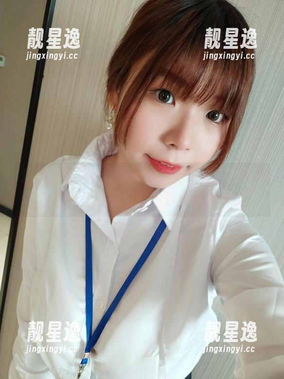 这次没带海鸥，无颜小天使wy的红旗袍套图分享让你感受一下大凤的俏皮