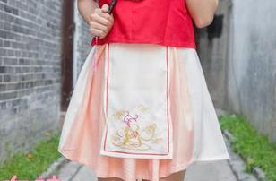 梦丝女神 – 璇璇的天台少女画面，抛开镜头就像在说：“来吧来吧，我们天台有个party！”