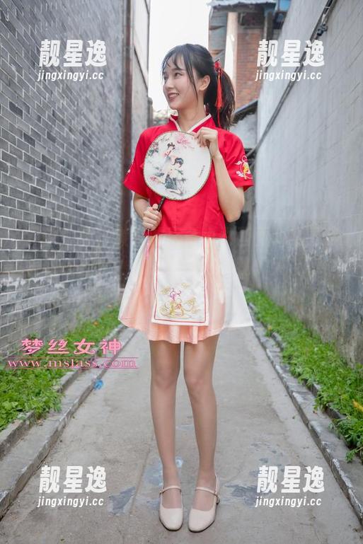 梦丝女神 - 璇璇的天台少女画面，抛开镜头就像在说：“来吧来吧，我们天台有个party！”