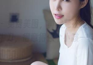爱蜜社 – 免费美图，黄歆苑在校园里小试牛刀，得意得像个小孩一样