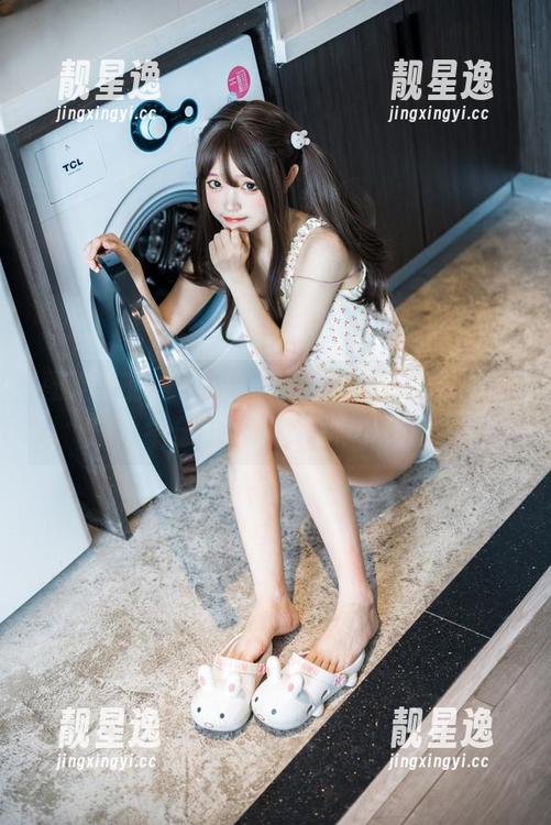 图集里的神沢永莉，你能想象开卫衣搭配黑丝牛仔裤时的资源有多绚丽？