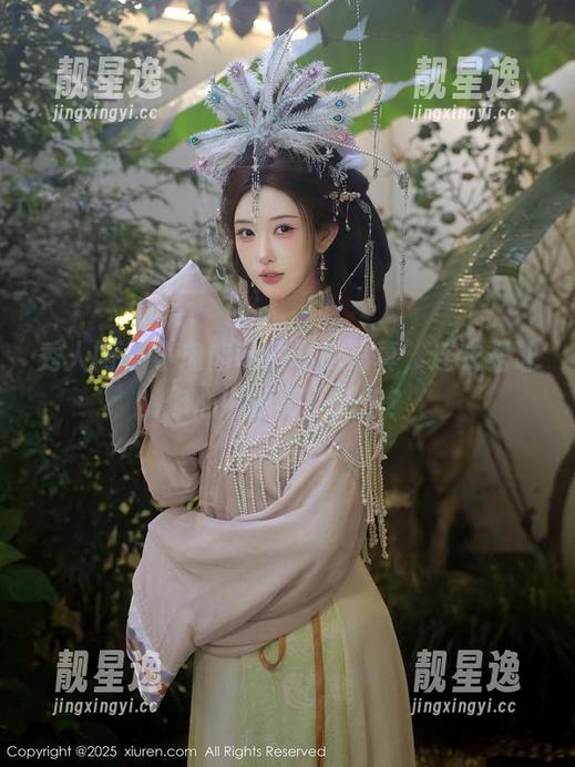 秀人网 - 小肉肉咪的私房写真，连衣裙让你心中暗藏小期待？