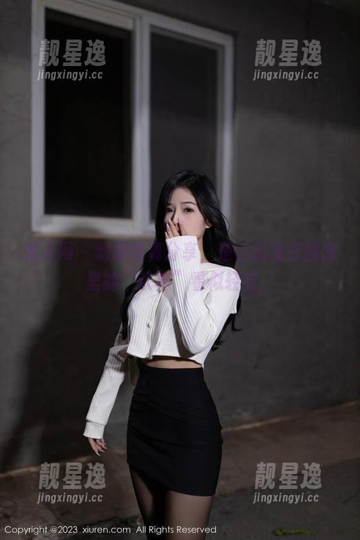 秀人网 - 制服写真分享，是小逗逗在图库里的“认真”看似轻松。