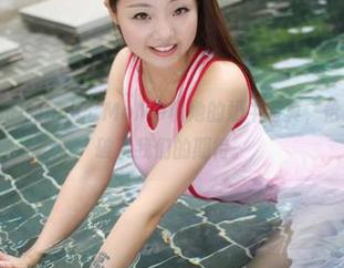 美媛馆 – 懒懒的伊小七MoMo和她的奶牛写真，恰到好处地打破了我们的期待。