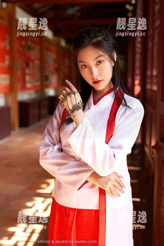 蜜桃社-伊琳 蜜桃社 - 原图脱线——伊琳用运动向我们展示了何谓“形式大于内容”!