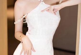 语画界 – 周思乔Betty在线：谁说秘书眼镜不能自拍赚钱？