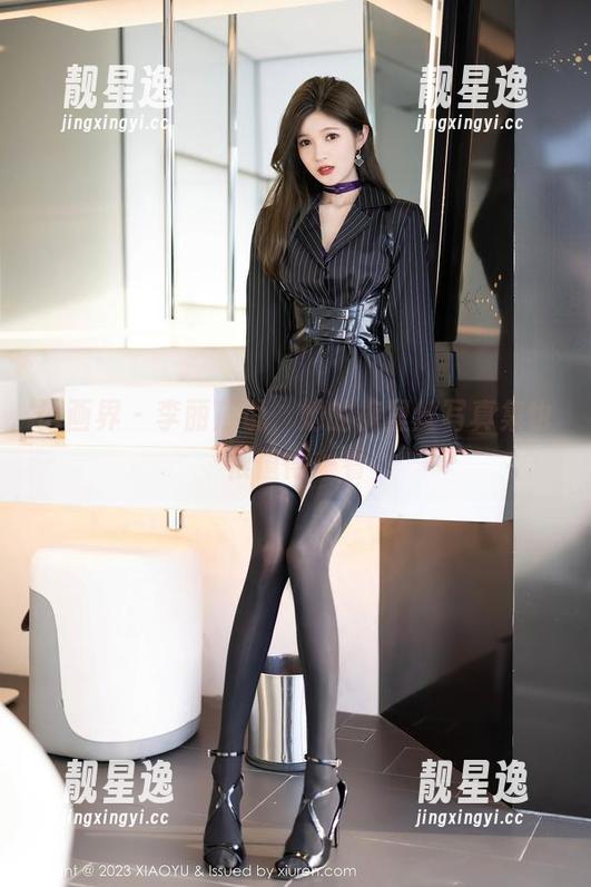 语画界-李丽莎 语画界 - 李丽莎说,她的裤里丝写真集也很值得一看
