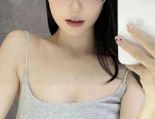 微密圈 – 说好的女仆？陈妮妮UNI给的原图和壁纸似乎让人脑洞大开。