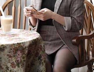 魔镜街拍 – 让人搜索不停，婷婷的黑丝美腿和白色吊带连衣裙，网盘必须备个位置收藏这些美妙瞬间！