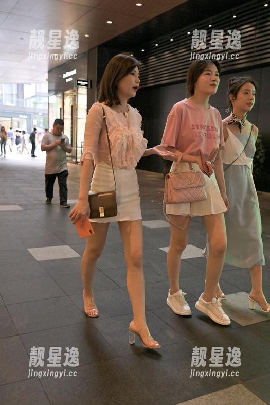 魔镜街拍 - 分享原图：婷婷扛着寒风的肉丝风暴，圣诞气息全靠她撑着啊！