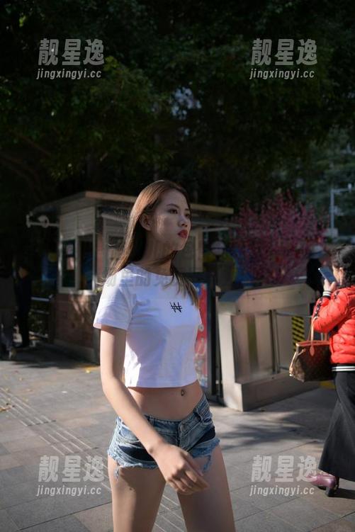 魔镜街拍 - 萌宝儿的包臀裙肉丝：商业广场里的免费写真秀！